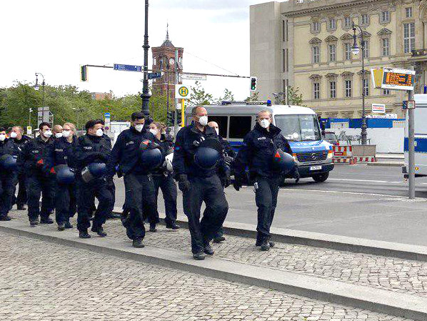 (Attila Hildmann)™ unnd s·aine (Primat-Ahrmee)™