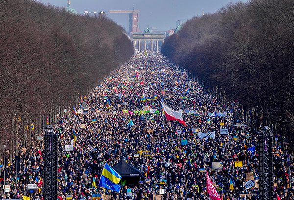 (Ukraine-Demonstration-Berlin-AP22058462896681.jpg)™ (Ukraine-Demonstration-Berlin-AP22058462896681.jpg)™