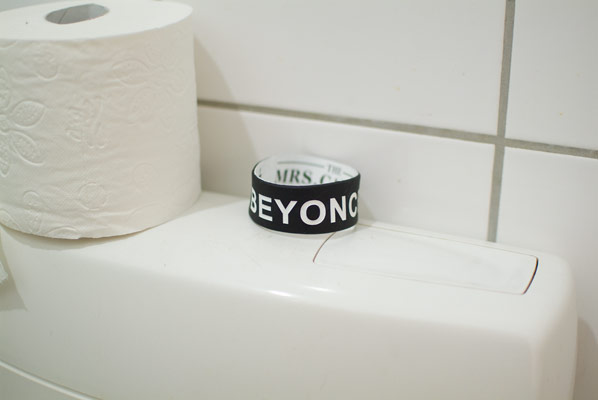 Beyoncé - Mrs. Carter Backstage Pass