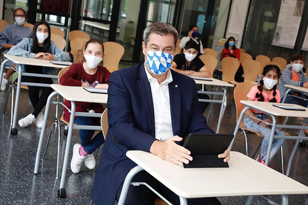 Der Prostituiehrten-Sklawe Markus Söder (CSU) macht alles, was s·ain Ferrgewalltiger ihm sahrgt.